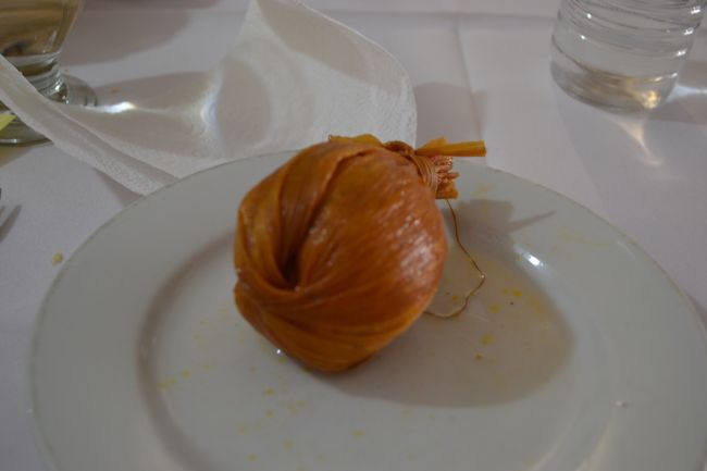 お昼は、アルゼンチン人の女性3人組が一緒のテーブルに誘ってくれました。<br /><br />これはタマル。<br />これもアルゼンチンではよく食べられる伝統料理なんだそう。<br />ナイフとフォークを持ってこのまま食べようとしたら、「この外の皮ははがして食べるのよ」と、慌てて止められました。あー、そうか。。。