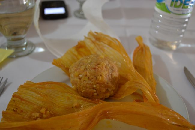 はがすとこんな感じ。<br />トウモロコシの粉を蒸したものだそうで、肉や野菜も一緒にミンチにしてお団子にした感じ。すごくトウモロコシの味がしました。これはおいしい！