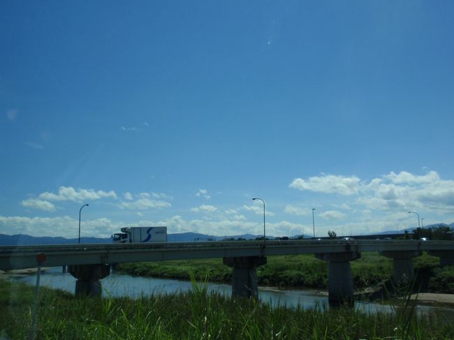暑いけどいいお天気。<br />混んでいる道路を避け、大和川の堤防を走り、<br />西名阪自動車道にのります。