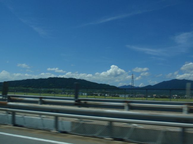 伊勢道の車窓より撮影。<br /><br />ここは三重県津市。私の第二の故郷であります。<br />見えているのは「長谷山」（左）と<br />「経ケ峰（きょうがみね）」。<br />この道を通ると懐かしくていつも必ず見つめます。