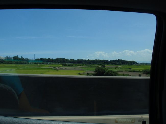 三重県は稲作のテンポが早い。<br />奈良県ではまだやっと穂が出てきたところですが<br />こちらでは早くも黄金色に。<br />刈取りを終えた田んぼもありました。