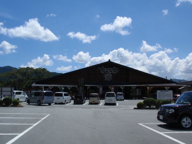 おりたら国道42号線を少し南下、<br />目指す場所が見えてきました。<br /><br />正面の建物は「木つつ木館」、道の駅です。