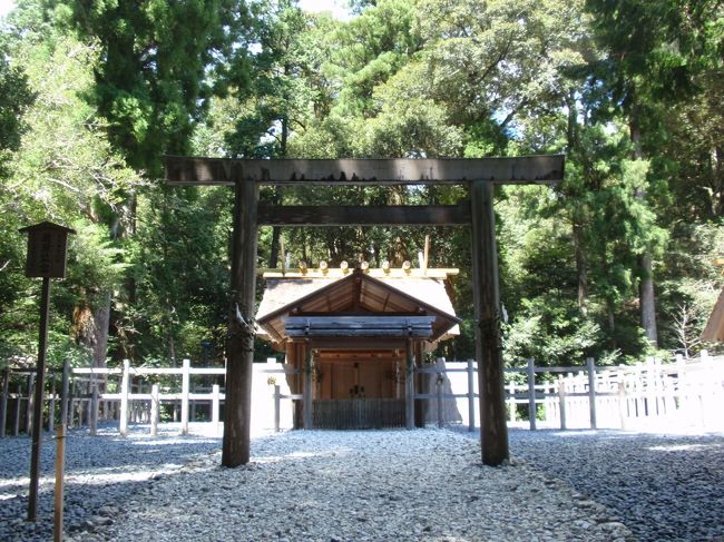 次は…<br /><br />瀧原竝宮（たきはらのならびのみや）。<br /><br />この２坐は建物の造りが全く同じようで<br />私には区別つきませんでした。