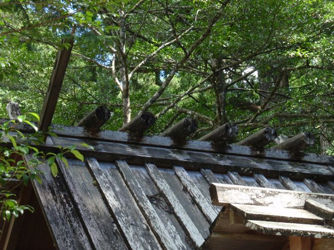 長由介神社の鰹木。<br />長年の風雨にさらされてボロボロですが<br />味わいがあるというか…。