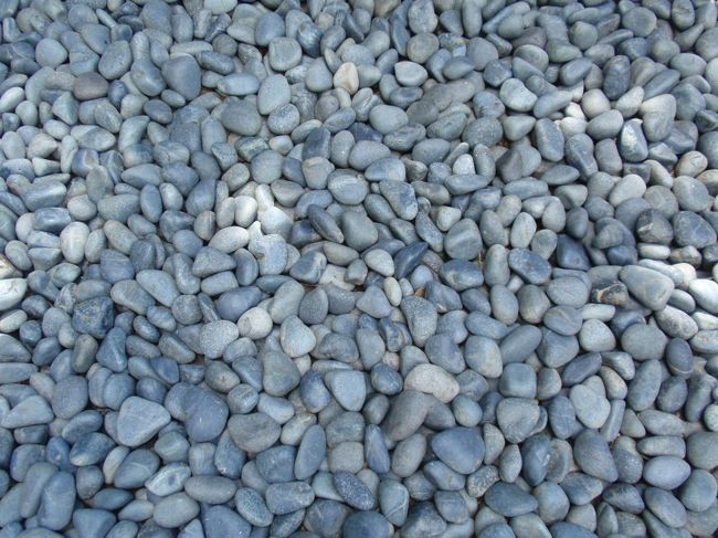 足元にはまあるい玉砂利。<br />つやつやしてきれい。