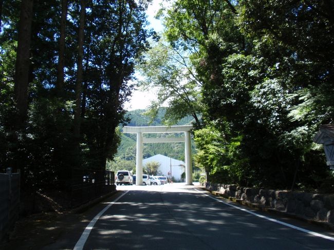 コンクリの鳥居に戻ってきました〜。<br /><br />ちょいと道の駅を覗いていきます。