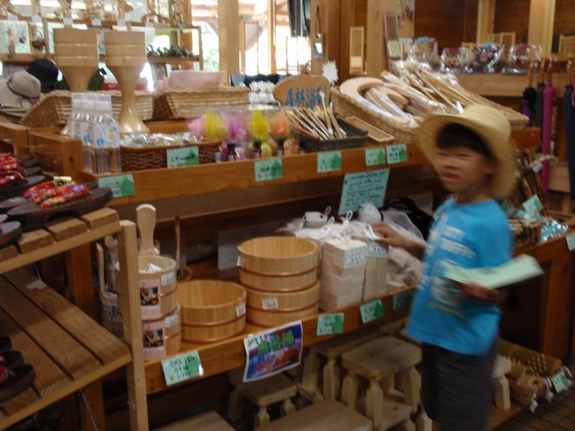 小さいものから大きいものまで<br />木材加工品がたくさん販売されていました。