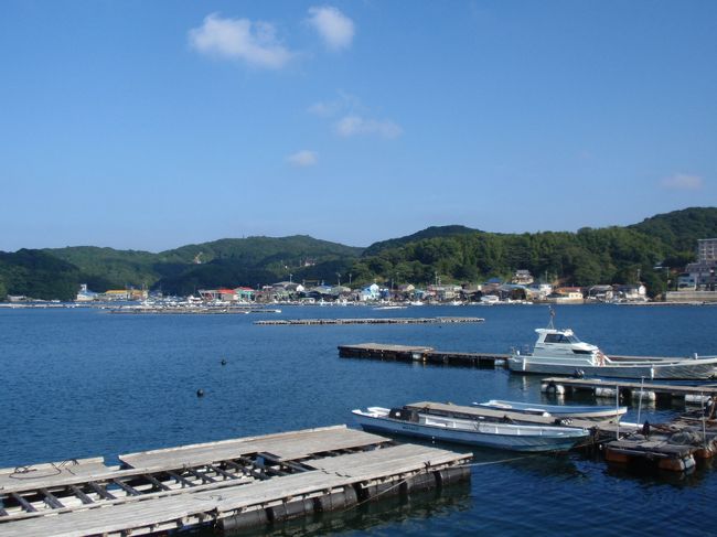 あちらに見えるのが浦村の<br />カキ加工場が並ぶ地区。