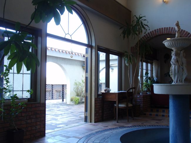 階段の反対側にはマリーナに面したドアがあり<br />ここが風の通り道。<br />すっごくいい風が入ってきて気持ちよかったです。