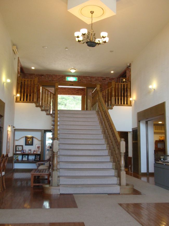 小さなホテルで、経営の都合か<br />現在は素泊まりのみ。<br /><br />階段の上に見える開口部が入口で<br />階段を下りてフロント。