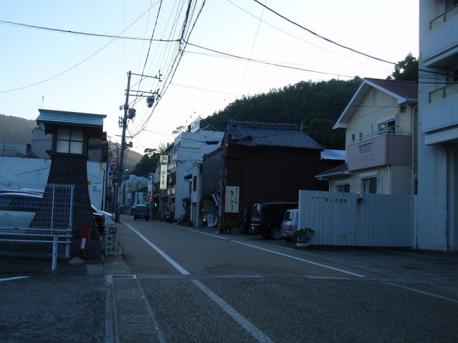 先にお風呂を済ませて夕食へ。<br />ホテルのフロント氏に教えてもらった<br />鳥羽市内の居酒屋「天びん屋」へ。<br />混むので予約必須です。