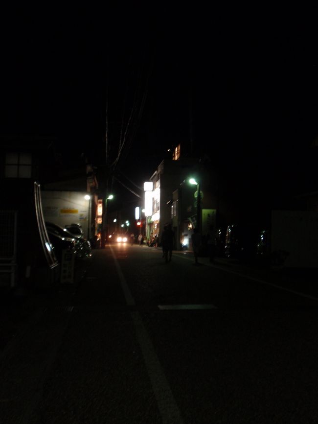 日が落ちた後の居酒屋の周りの灯り。