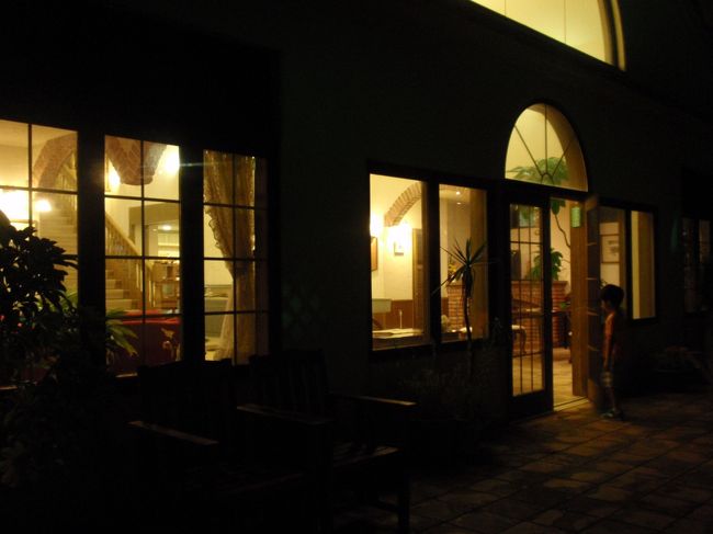 ホテルに戻ってきました。<br />マリーナに面したテラスで夕涼み。