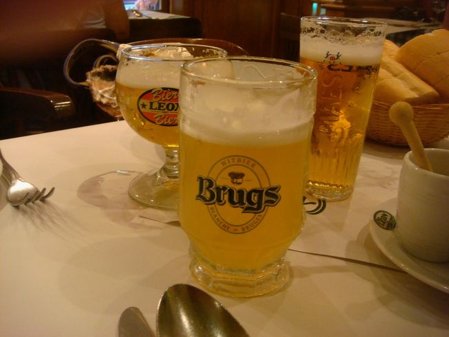 ブリュッセルに帰ってレオンでご飯。<br />まずビールで乾杯！