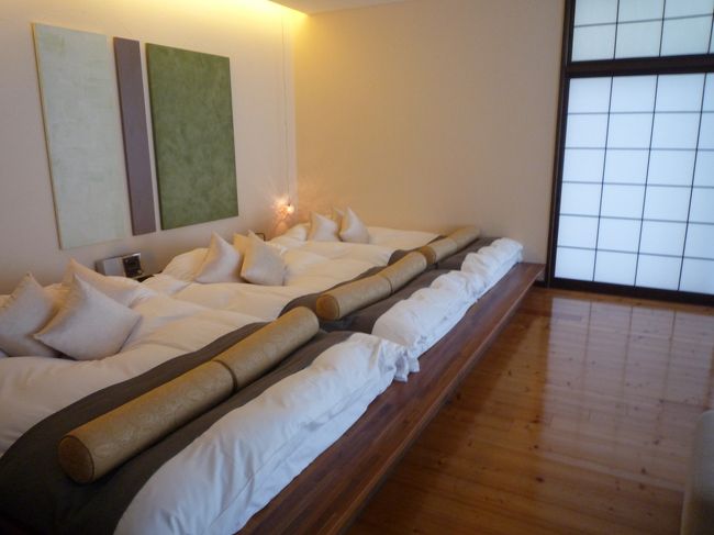 部屋のお風呂の写真がないのですが、半露天でした。<br />ただ、山側なので駐車場の人の出入りが気になりました。