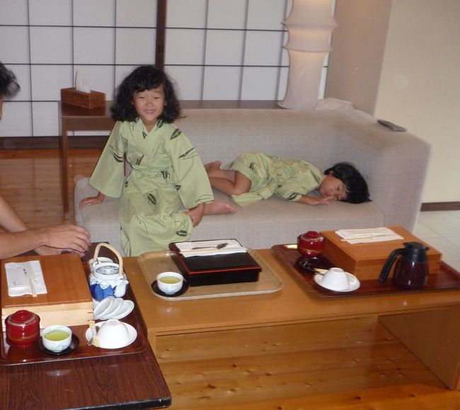 朝食はお部屋で和弁当とバイキンクがありました。<br />それぞれ一回ずつ試すことに。