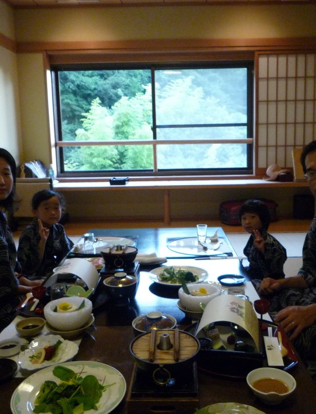 お部屋はこんな感じです。<br /><br />お宿にも貸しきり湯が何箇所も在り、全部に入るには時間が足りません。