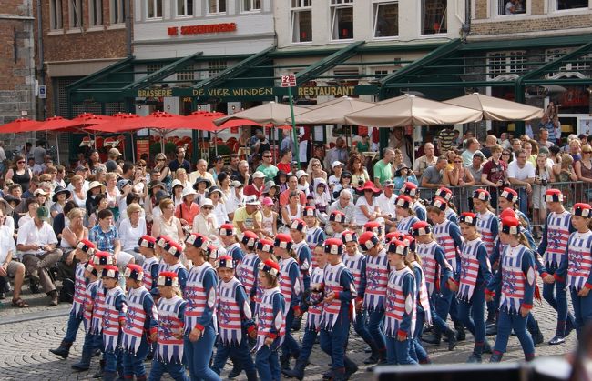 可愛い子供たちの行列です。<br />ベルギーは夏は２４，５度で過ごしやすいんだそうですが、この日は３５度以上も温度が上がって、相当暑いです。子供たちも大変です。