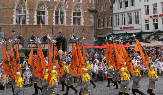 オレンジの旗を持った騎士たちの行進です。