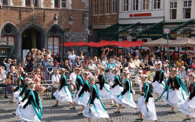 可愛い女の子たちです。スイスの民族衣装のような、髪飾りも可愛いです。