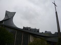 モダンなジャンヌダルク教会。