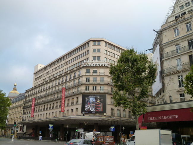 お宿から徒歩圏内にある高級デパートのギャラリー・ラファイエット。朝早いのでまだ営業しておりません。