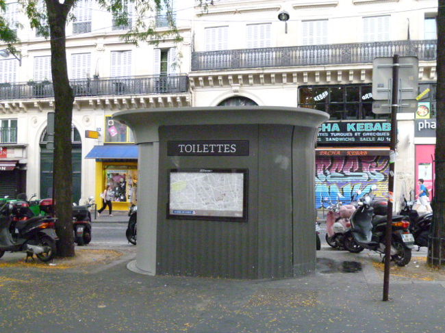 さらに徒歩3分くらいでサン・ラザール駅が見えてきます。<br /><br />駅前の広場にはパリ名物の公衆トイレ。でも使っている人はあまりいないのかな？