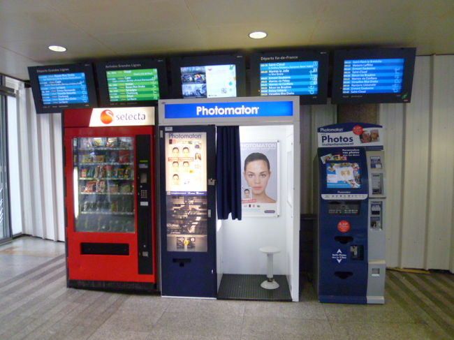 サン・ラザール駅構内に入ります。<br /><br />おっと写真撮影装置。<br />そういえば映画「アメリ」もこの装置が物語のカギになってましたね。駅構内のあちこちに設置してあります。