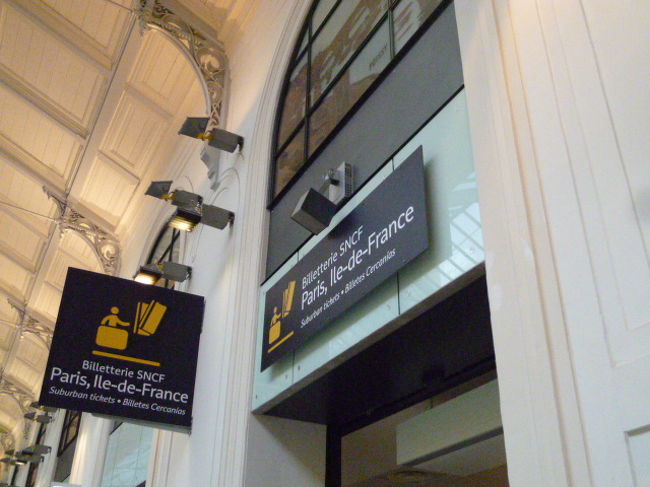 フランス国鉄はこのようなピクトグラムがわかりやすくて助かります。フランス語できなくても絵を見れば大体わかりますね。切符売り場です。<br /><br />では有人窓口でNavigo d?・couverte（ナヴィゴ・デクベルト）を買います。<br /><br />あちこちめぐるため、zone1-5で一週間で33.9ユーロ+デポジット5ユーロで38.9ユーロ。<br />クレジットカード使えます。<br />地下鉄、近郊の国鉄、バス、ケーブルカーなど乗り放題になります。<br /><br />1枚写真が必要で、日本で適当にとった証明写真で大丈夫そうです。