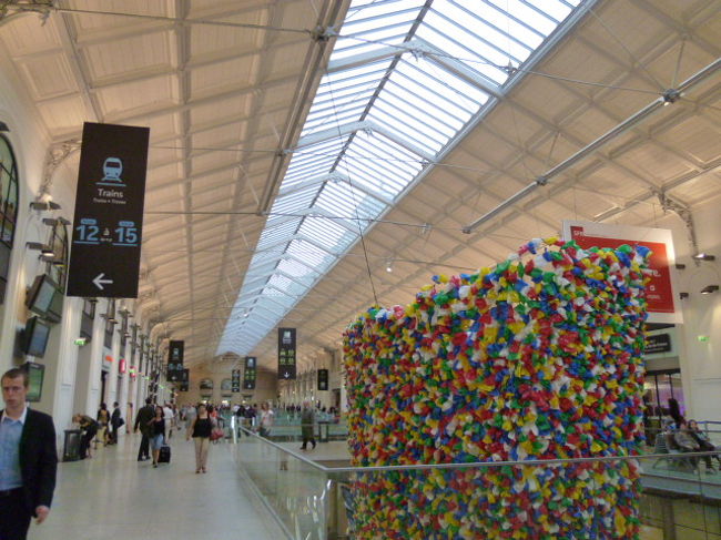 サン・ラザール駅構内に入ると、明るいし、にぎやかです。<br /><br />ショッピングセンターでした。<br /><br />カラフルなオブジェもあってさすがおフランス。<br /><br />前にも触れましたがサン・ラザール駅のショッピングセンターは充実、オススメです。<br /><br />こちらに詳しいです。<br />http://paris.navi.com/shop/202/<br />相当ショップが多いんですね。