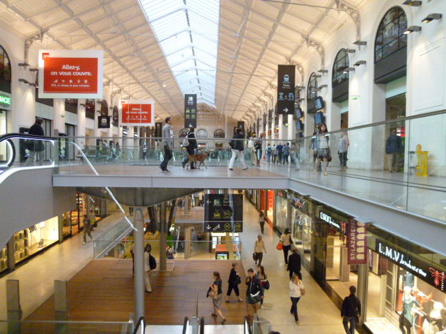 吹き抜けのショッピングセンターです。<br />明るくて、開放感がありますね。<br /><br />平日朝9時前で、出勤の人たちが行きかってます。