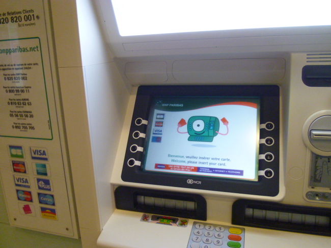 で、ユーロの現金を調達。<br />ATMでお金を引き出しました。<br />BNPパリバってフランスの会社なんですね。<br /><br />かわいいキャラが愛想を振りまく画面でした。<br />英語表示にできます。