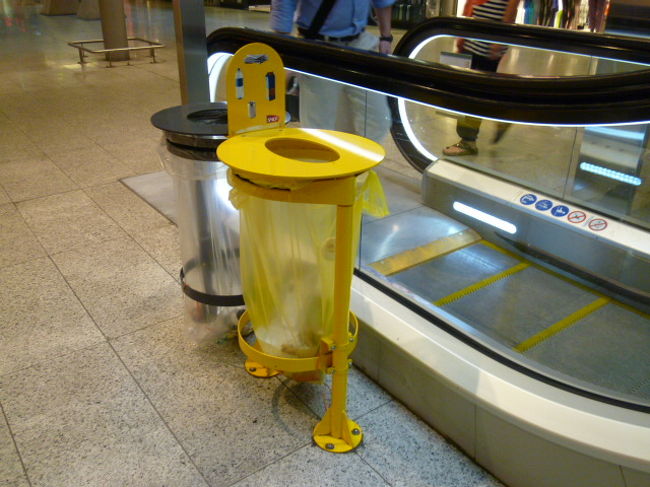 パリのごみ箱。<br />分別はあまりされてないみたいです。<br /><br />駅や街中に設置されてます。