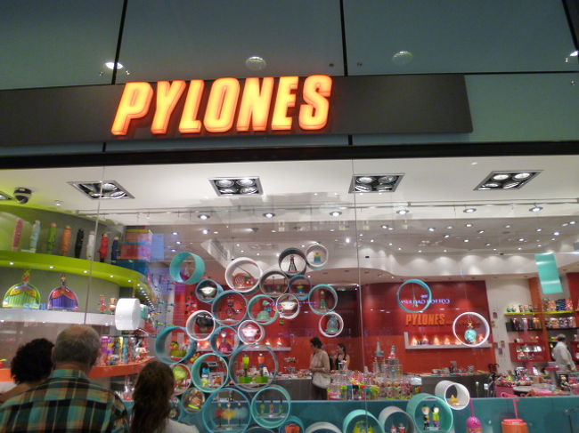 お、狙っていたお店さっそく発見です。<br /><br />かわいい面白い雑貨が山のように並んでいます。<br />子供、大人ともおススメ。