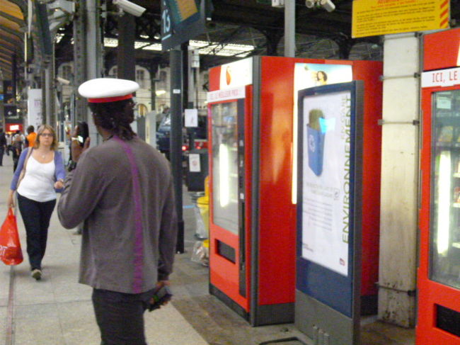 フランス国鉄の車掌さん。<br /><br />制服を着てなければミュージシャンのよう。