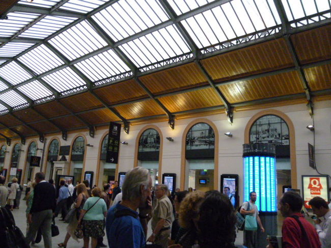 国鉄の構内。<br />さすがに主要ターミナル駅は賑わいが違う。