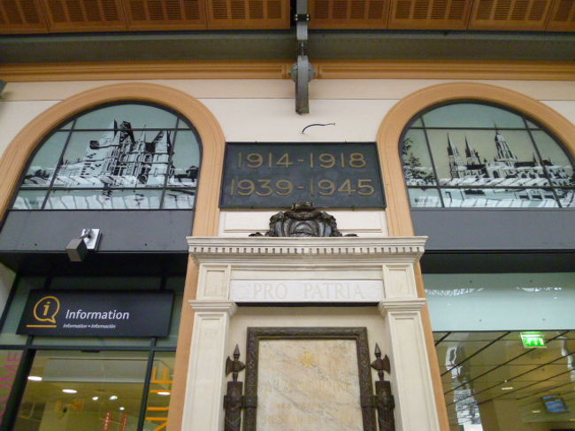 歴史のある駅のようで、記念碑のような。