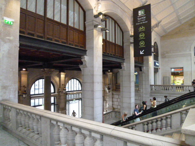 駅構内は昔ながらの重厚な部分もありますね。