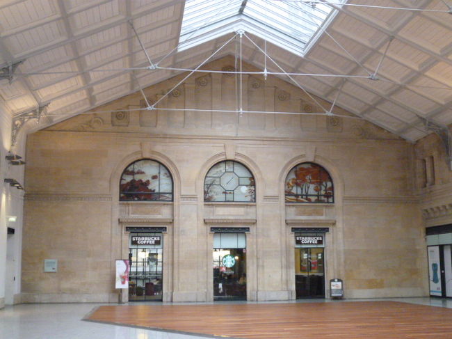 よくみるとスタバがあります。<br /><br />パリには伝統のカフェも多いけど、マクドナルドやスターバックスコーヒーもよく見かけました。