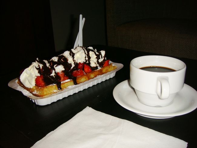 お腹いっぱいだったけど、<br />ブリュッセルワッフルをお持ち帰り。