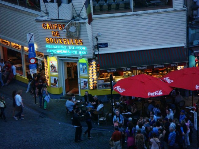 ホテル前のLa Gaufre de Bruxelles<br />気になって…