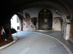 聖マルコ教会に向かって右に歩いて行くと石の門。

左手にちらっと写っているのは、お祈りするスペース。