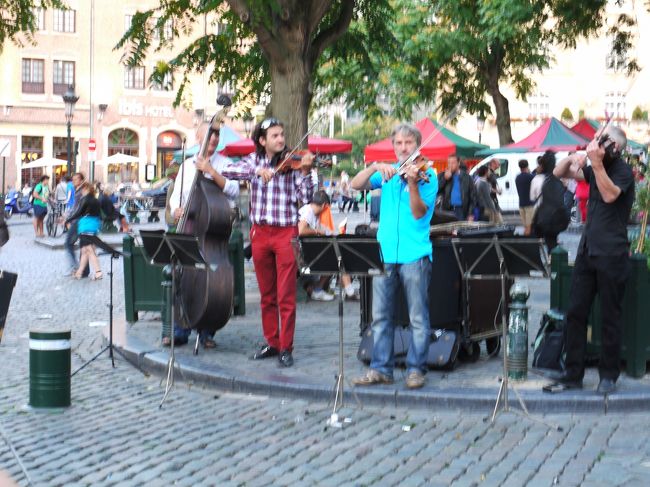 ホテル前の広場<br />夜になるとストリートミュージシャンが現れる。<br />ラベルの「ボレロ」オッフェンバックの「舟歌」…<br />すごく上手。<br />晩御飯食べてホテルに帰って<br />窓を開けてるとちょうどBGMに。