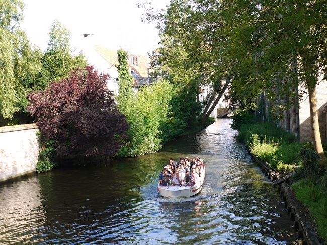 アムステルダムのカナル・クルーズと違って、低めの橋が多いので、<br />お舟は小さめ。<br />巨体の外人さんが乗るとちょっと怖い。