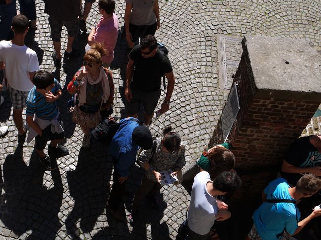 クルーズを終えて、ぶらぶら買い物したりしながらマルクト広場へ。<br />鐘楼に上るために待ってみる。<br />かなり待ってたが、全然動いてない様子なので、あきらめた。<br />待つには暑すぎ。