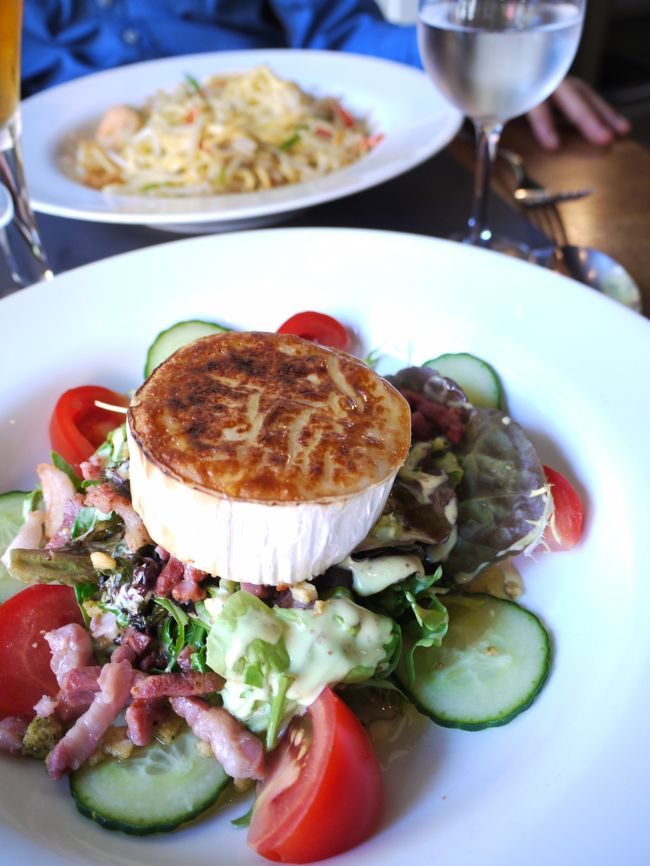 ローストしたゴーダチーズをのせてあるサラダ。<br />これ、めっちゃうま！<br />それとスカンピのパスタ。<br />これはベトナムのパッタイみたい。<br />美味しかったけど。