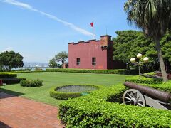 紅毛城
説明によると、豊臣秀吉が琉球から台湾へと侵攻する話があったらしい。
そこでフィリピンを支配していたスペイン人が1628年に造ったのが聖多明哥城 Fort San Domingo。
オランダの支配に移ってからは1644年に安東尼堡 Fort Antonio が建てられた。
鄭成功がオランダ人を追い出した後に清国の支配下に入り、オランダ人を意味する「紅毛」から、紅毛城と呼ばれた。
第二次阿片戦争によって1868年にイギリス領事館となり、日本時代も続いた。
戦後、1972年に中華民国がイギリスと断交→オーストラリアの管理、オーストラリアと断交→アメリカの管理となり、1980年から中華民国の管轄となった。
（おわり）