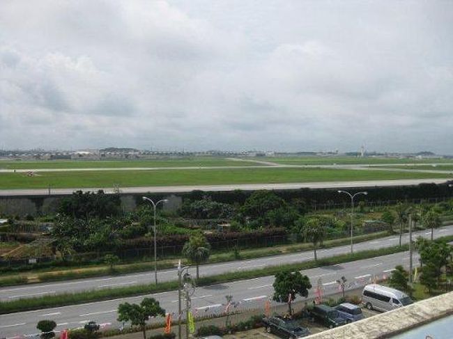 道の駅かでなの、屋上からの風景です。<br />嘉手納基地が一望できますけど、そんな景色より・・・・
