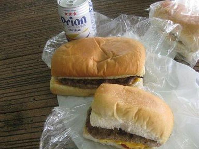 ジャンボチーズバーガーを食べたのは夫。私は、普通の大きさの‘エッグチーズバーガー’<br />