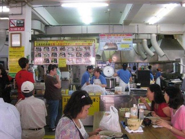 沖縄市の泡瀬漁港内にある、お魚の直売所です。<br /><br />釣れたての魚が並んでいる横に、食堂が併設されているのです。<br />地元っぽい人たちで、賑わっていましたよ。